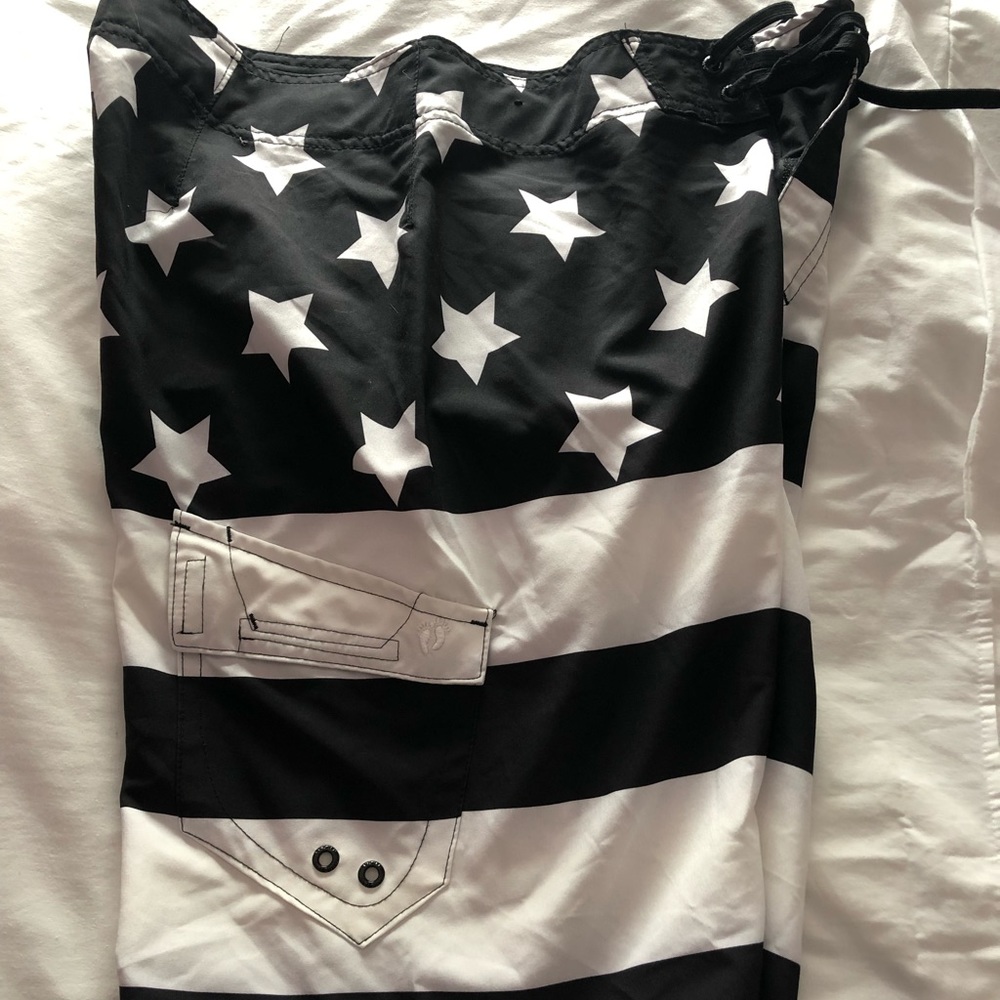Hang Ten black and white American flag board short